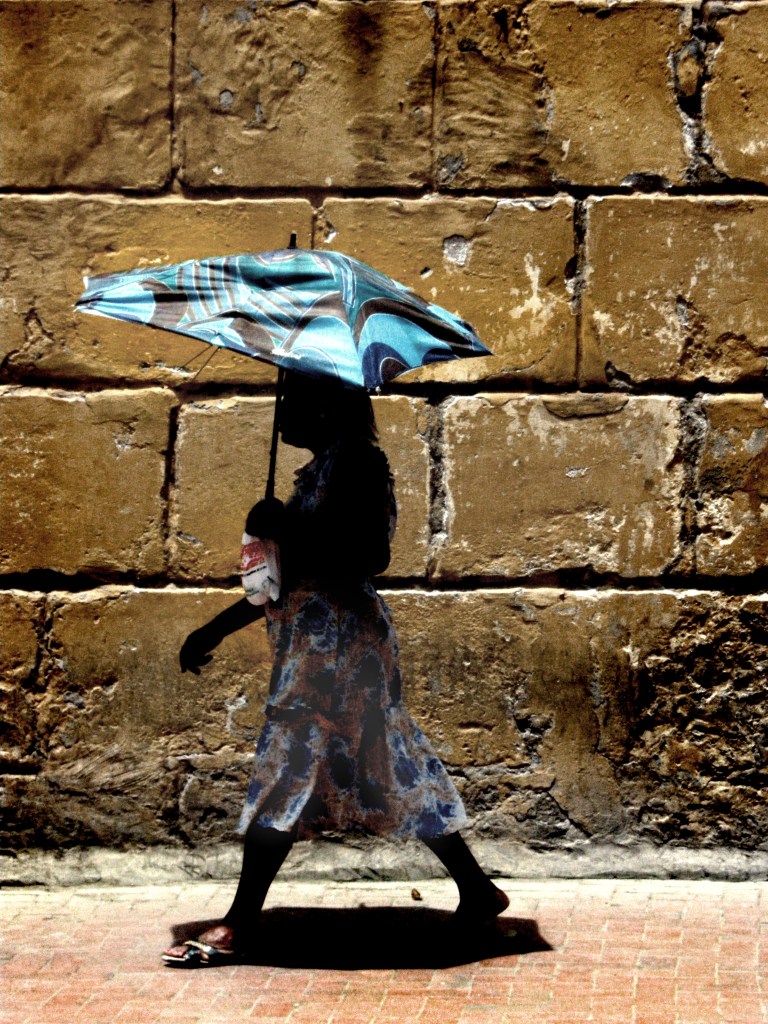 mulher com guarda sol